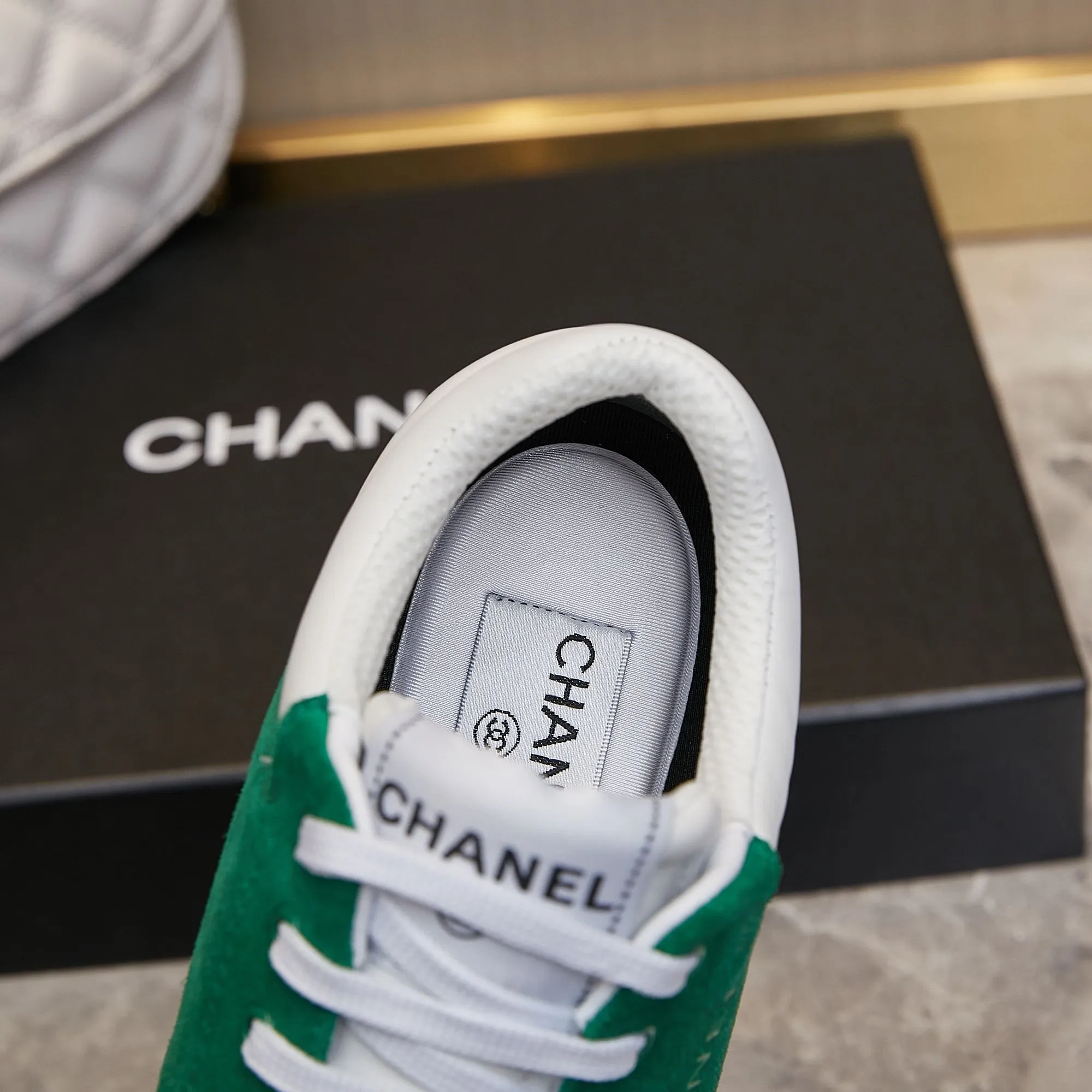 👟👟Ex-factory price 500👟👟 Chanel Chanel - 2023 counter top casual sports shoes This classic design; the upper is electro-embroidered with a variety of craftsmanship; the outsole is fashionable and sporty; it is extraordinary and incorporates a variety of color matching elements... The diversified mix and match is very beautiful and versatile, casual, fashionable, sports and outdoor can be taken into account... ꫛꫀꪝ Go➫ Material: ❶Upper is made of: Original imported cowhide ❷The inner lining is made of: original imported breathable mesh ❸Outsole is based on: original TPU combination outsole Special counter boutique packaging complete set for women 35–41